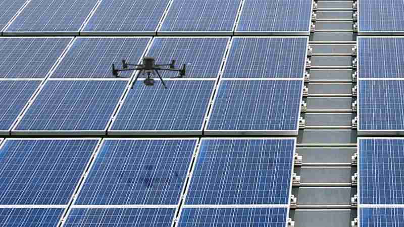 NG大舞台以无人机搭配IR Sensor热显像技术进行全方面模块健检，，有效降低人力成本并提升发电量