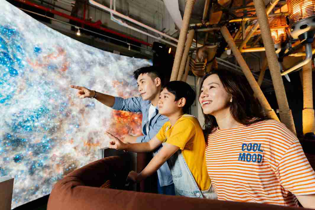 NG大舞台打造全台最大宽6公尺、、、高4公尺、、、、唯一搭载LED弧形拼接显示屏的动感飞行船，，，让乘客驻足在热气球上，，享受身历其境的伪出国旅游乐趣