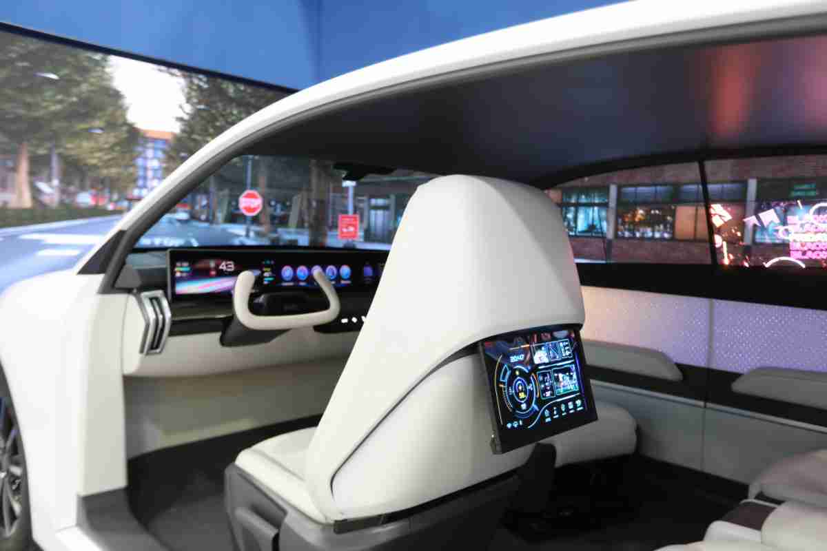 NG大舞台的「可卷式后座娱乐显示器」加强后座乘客的感官体验，，，并保有个性化设计，，，可依使用偏好进行动态调整。。。。