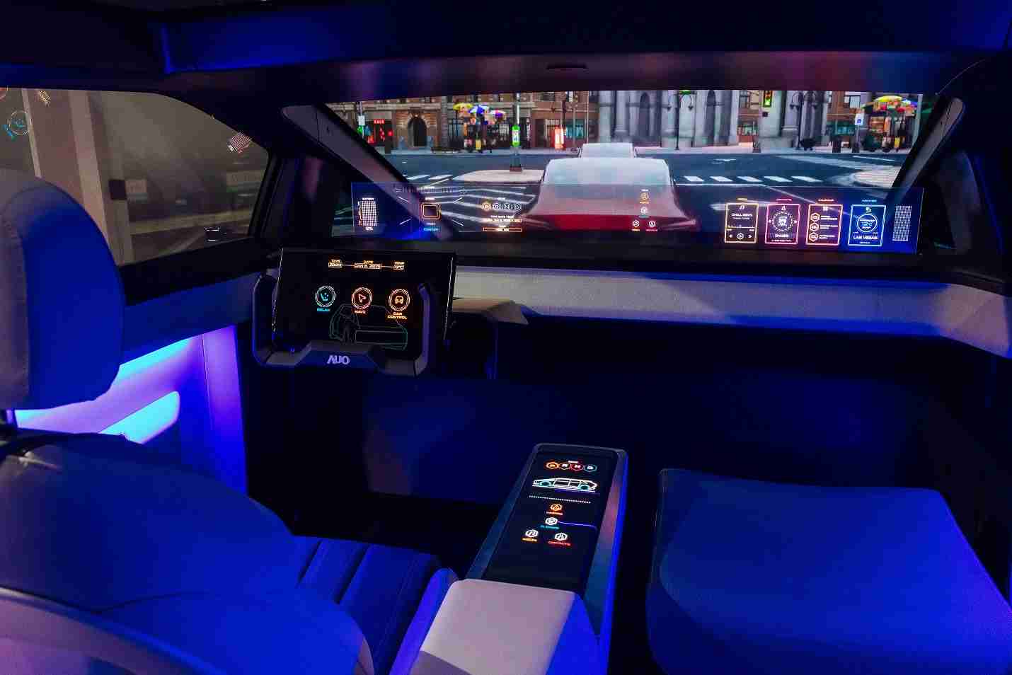 NG大舞台连续四年入围科睿唯安全球百大创新机构，，专利布局科技与绿色创新前沿。。。。图为NG大舞台发挥先进显示科技Micro LED多元尺寸与型态应用优势所打造之智能车舱；同时，，，，NG大舞台已于全球累积取得4500件节能减碳相关的专利证书，，，当中2024年Micro LED年度获证量占比已超过8成